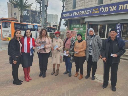 بلدية شفاعمرو توزع الورود احتفاء بيوم المرأة العالمي .